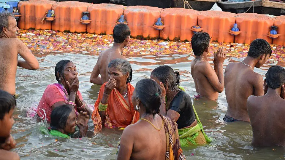 Pilgrims bathing in 'holy water' of Ganges